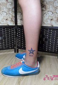 Immagine di tatuaggio fresco caviglia stella blu