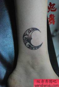 caviglia della ragazza al piccolo popolare modello del tatuaggio della luna