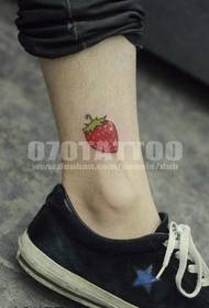 disegno del tatuaggio fragola piccoli piedi freschi colorati