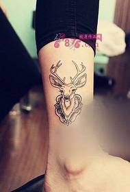 Immagine semplice del tatuaggio della caviglia del fawn