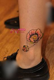 li-daisie tse nyane tse nang le senotlolo sa tattoo sa ankle ea tattoo