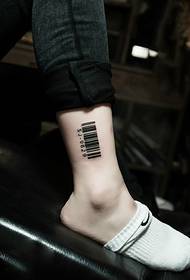 foto creativa del tatuaggio alla caviglia con codice a barre
