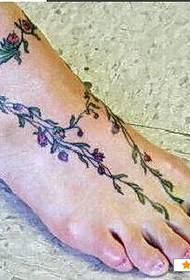 女の子の足美しい花のつるタトゥー画像