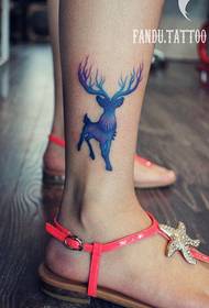 महिला टखने तारों वाला आकाश हिरण टैटू चित्र