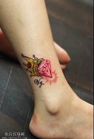 Татуировка с изображением бриллиантовой короны на лодыжке