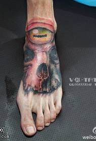 Modellu di tatuaggio spaventatu scantatu