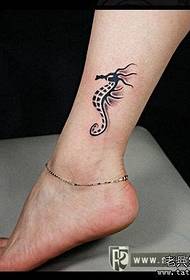 mujer pie personalidad hipocampo Totem tatuaje patrón