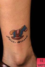 A imagem do programa de tatuagem recomendou um pequeno padrão de tatuagem Trojan dos desenhos animados no tornozelo