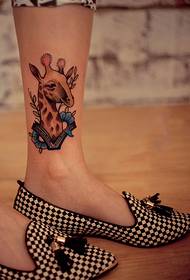 귀여운 기린 발목 문신 사진