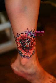 Imatge de tatuatge de turmell de color de flor