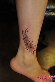 iki renkli kanatlar ayak bileği dövme resmi