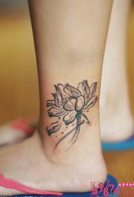 Slika svježe lotosove tetovaže gležnja