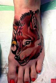 欣賞腳背歐美流行的狼頭紋身圖案