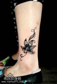 Žena tetování Fan Flower Tattoo vzory jsou poskytovány tetování