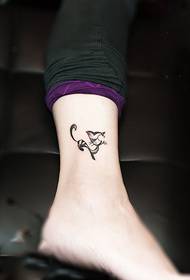 foto di tatuaggio alla caviglia gattino stile
