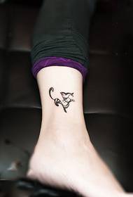 image de tatouage cheville chaton façonné