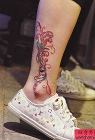La barra dello spettacolo del tatuaggio ha raccomandato un modello di tatuaggio fenice color caviglia