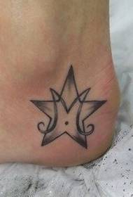 mazs, svaigs pēdu izskats, unikāls unikāls Pentagram tetovējuma modeļa attēls