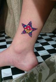 kūrybinga spalva žvaigždėtos asmenybės pėdos tatuiruotė