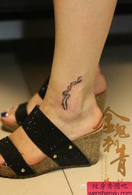 mergaitės kulkšnys yra mažos ir populiarios baleto batų tatuiruotės modelis