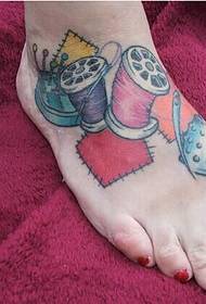 κορίτσια πόδια όμορφο κλασικό χρώμα πηνίο τατουάζ εικόνα