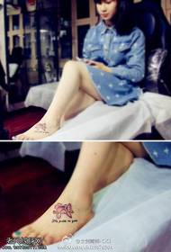 vrouwelijke wreef kleur Lotus tattoo foto