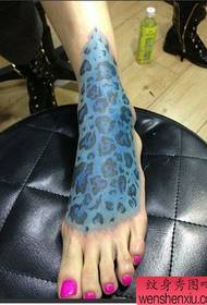 gjurmët e bukurisë tatuazh i bukur i leopardit të modës model
