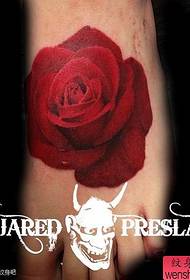 女孩腳背驚人的流行玫瑰花朵紋身圖案