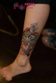 fotografia e tatuazhit të modës të vogël të viçave të delfinëve të bukur