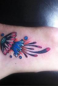 Un picculu modellu di tatuaggi di medusa di culore nantu à u instep