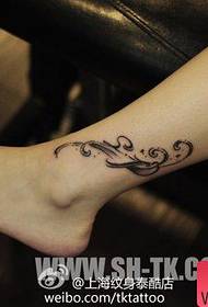 sieviešu pēdas populārs vīnogulāju tetovējums