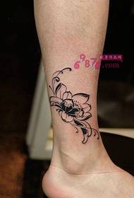 svart grå lotus ankel tatuering bild