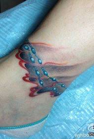 bantog nga mga ankle sa babaye nga bantog nga pino nga sulo ug sumbanan sa tattoo sa siga