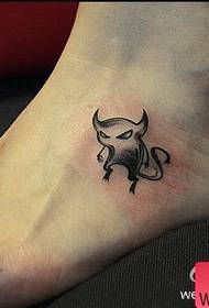 malgranda desegnofilmo de tatuaje sur la piedo de virino