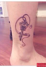 moters pėdos klavišo tatuiruotės modelis