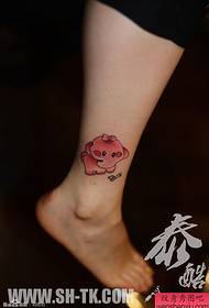 女人脚部粉红色卡通小象纹身图案