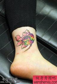 Tato lotus berwarna kaki dibagi oleh tato.