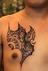 osobni mehanički uzorak totemskih tetovaža na prsima