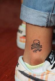 L'immagine dello spettacolo di tatuaggi ha raccomandato un modello di tatuaggio alla caviglia