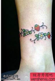 darbojas nelielas svaigas pēdas zemeņu ziedu tetovējums