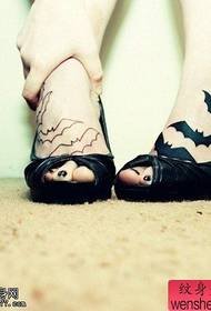 pequeño trabajo de tatuaje de murciélago de pie fresco y creativo