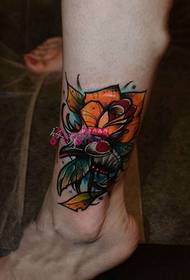 imagen creativa del tatuaje del tobillo de la flor del color