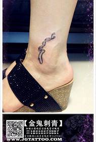 bukung-bukong babae ng batang babae sa maliit na pattern ng tattoo ng ballet na sapatos