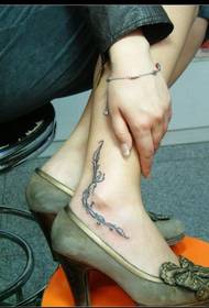 красавица нога черно-белое изображение татуировки ротанга