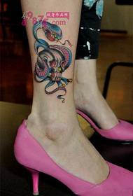 Immagine del tatuaggio di personalità del serpente e del cranio alla caviglia