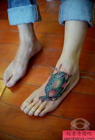 patrón de tatuaje de rana popular empeine femenino