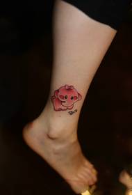 simpatico tatuaggio con elefante rosa alla caviglia