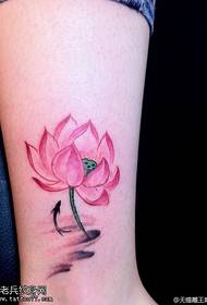 pola tato lotus warna tungkak