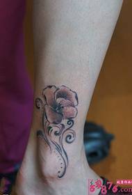 immagine sexy del modello del tatuaggio di canna del piede