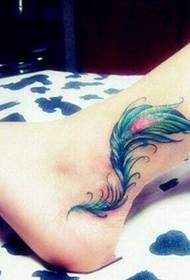 паун подчертаващ женски благороден темперамент Перо татуировка снимка
